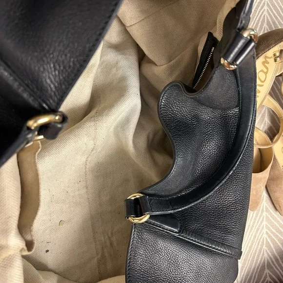 Gucci Black Leather Shoulder Bag with Gold Accents - Picture 3 of 4